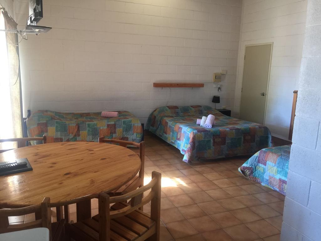 Carnarvon Caravan Park Hotel Quarto foto